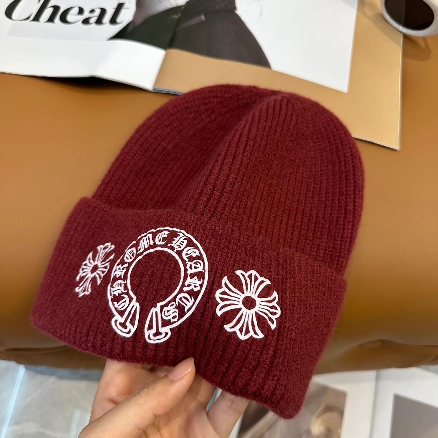P50 🤍Chrome hearts new autumn and winter cross knitted hat🧶 One of the must-have hats in autumn and winter~ It really looks good on whoever wears it~, it is also a perfect match in black and white and gray in autumn~